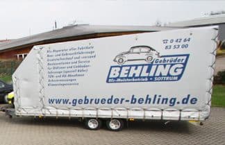 Geschlossener Fahrzeugtrailer der Gebrüder Behling