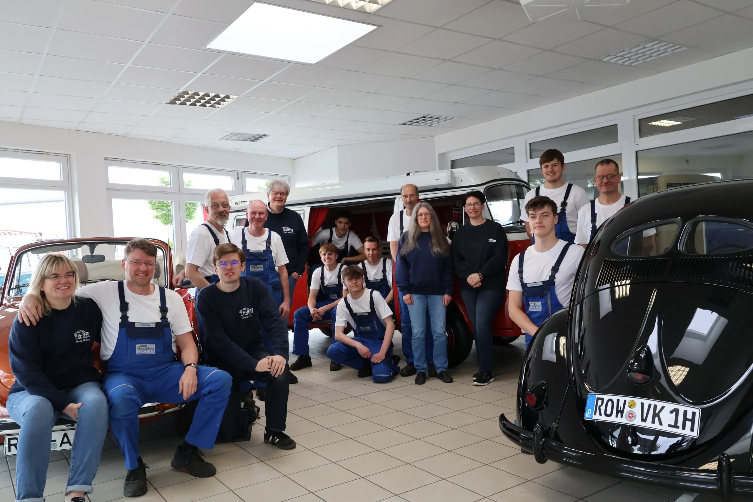 Das Team der Gebrüder Behling vor der Werkstatt