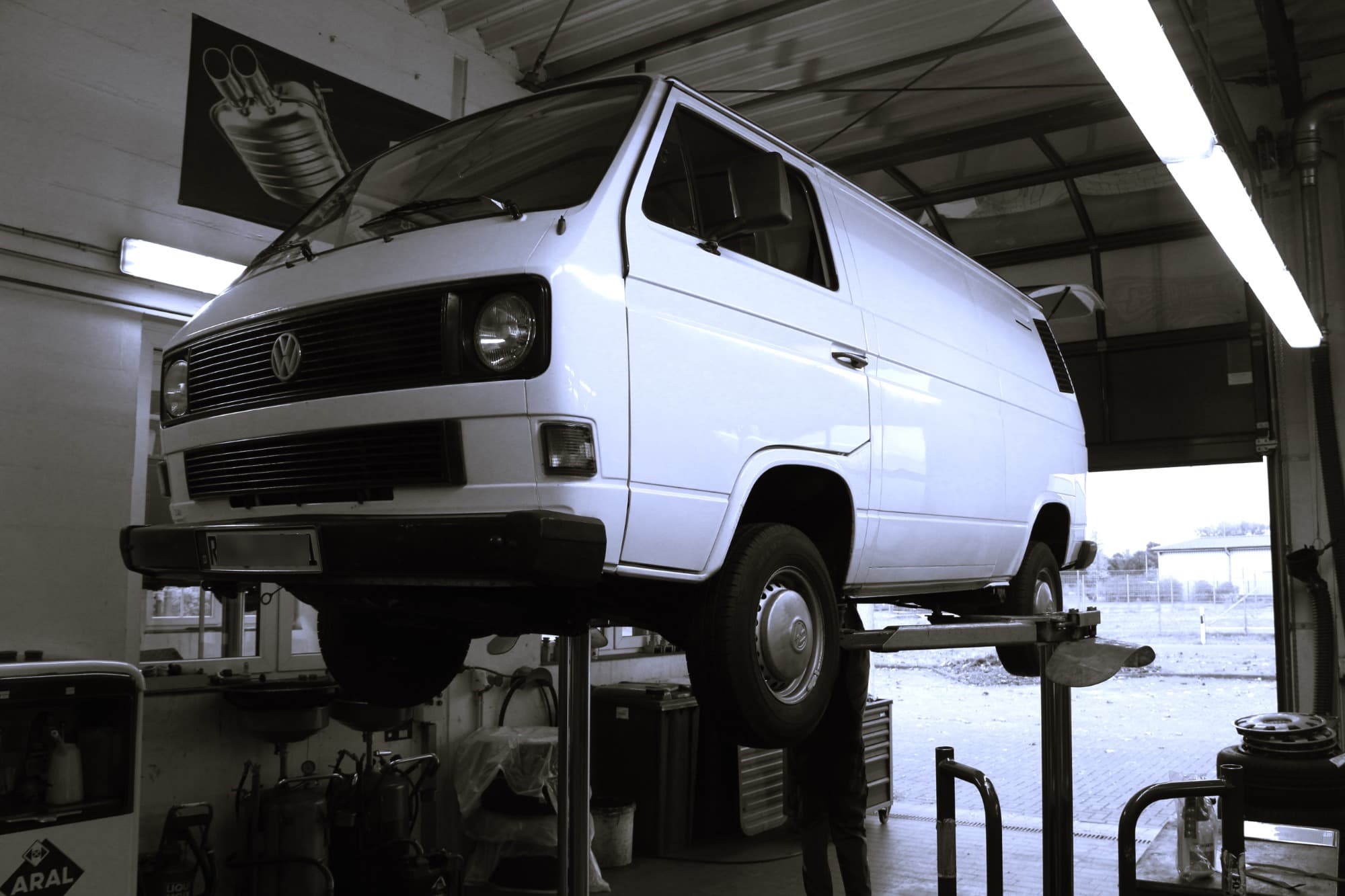 VW T3 auf der Hebebühne in unserer Werkstatt in Sottrum